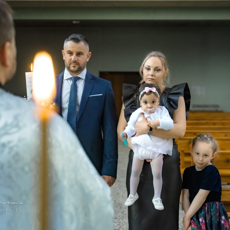 Bautizo de Eva Fotografía de Bautizo en Iglesia Santisima Trinidad de Logroño La Rioja