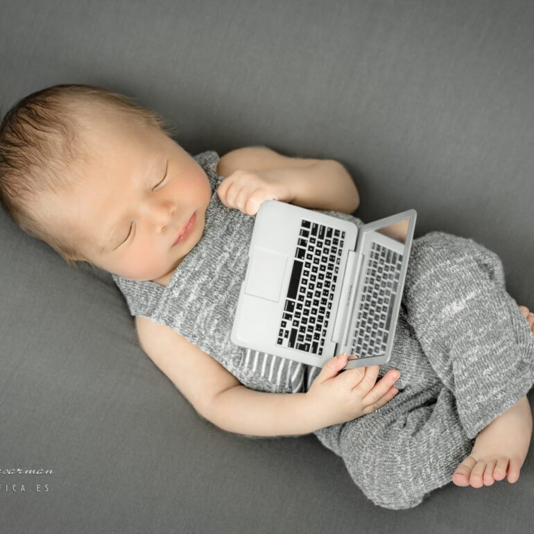 FOTOGRAFÍA NEWBORN MATEI ARTIC FOTOGRAFÍA DE RECIÉN NACIDOS EN LOGROÑO LARDERO LA RIOJA Y ESPAÑA