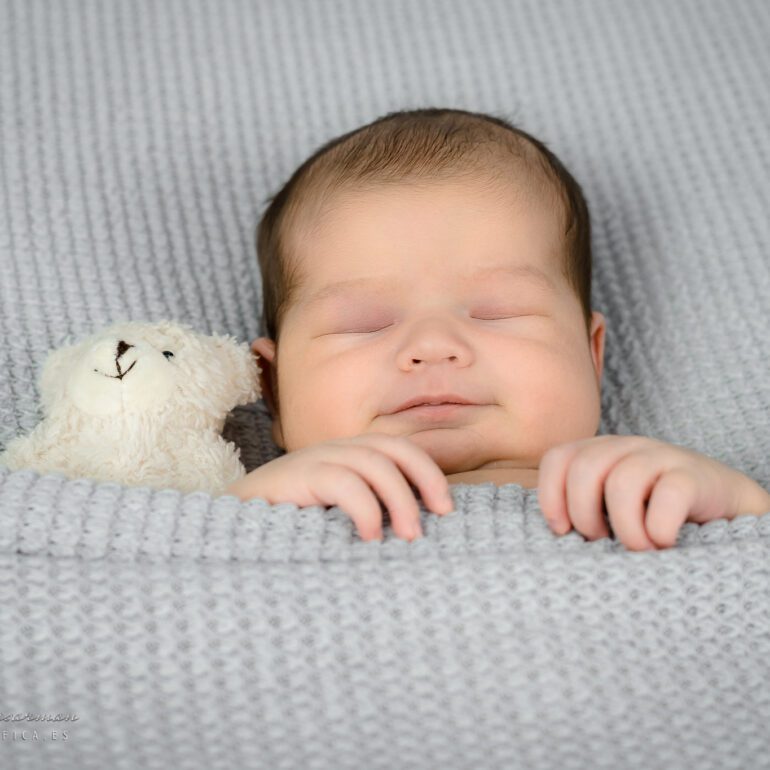 FOTOGRAFÍA NEWBORN MIGUEL FOTOGRAFÍA DE RECIÉN NACIDOS EN LOGROÑO LARDERO LA RIOJA Y ESPAÑA