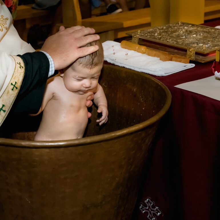 Foto del Bautismo en Burgos el gran momento de la inmersión en el agua