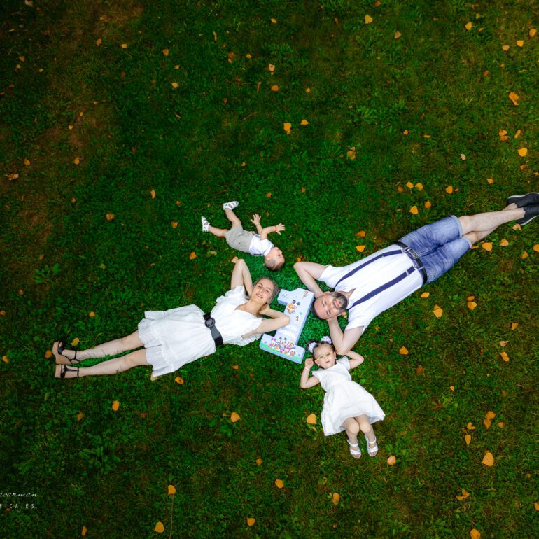 Fotografía Infantil LUCAS SMASH THE WATERMELON Sesión Smash The Cake en Naturaleza