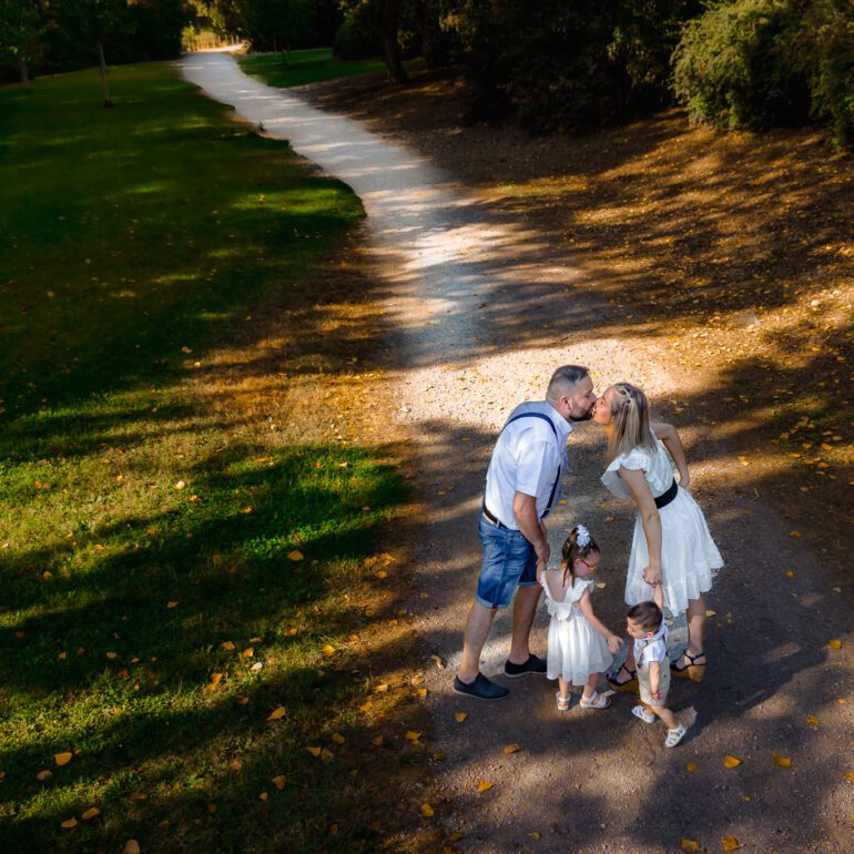 Fotografía Infantil LUCAS SMASH THE WATERMELON Sesión Smash The Cake en Naturaleza