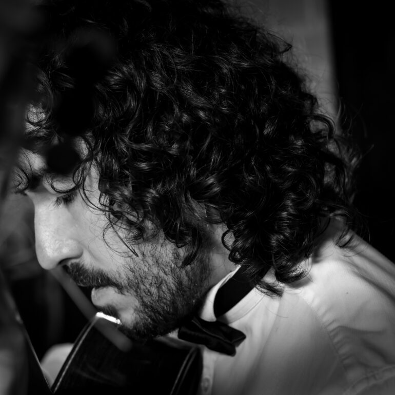 Fotografía de retrato para profesionales Eduardo J C tocando la guitarra