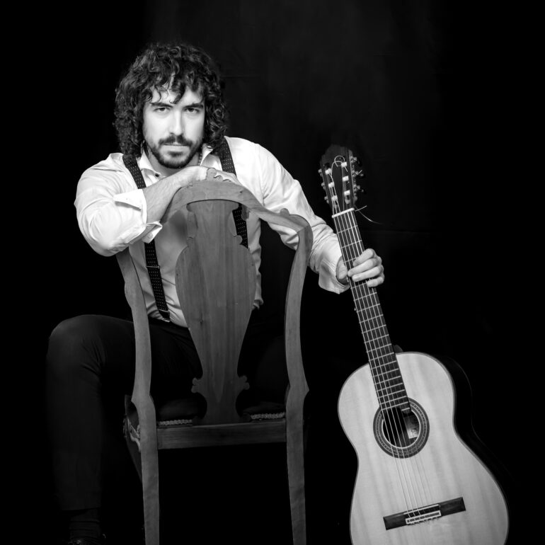 Fotografía de retrato para profesionales Eduardo J C tocando la guitarra