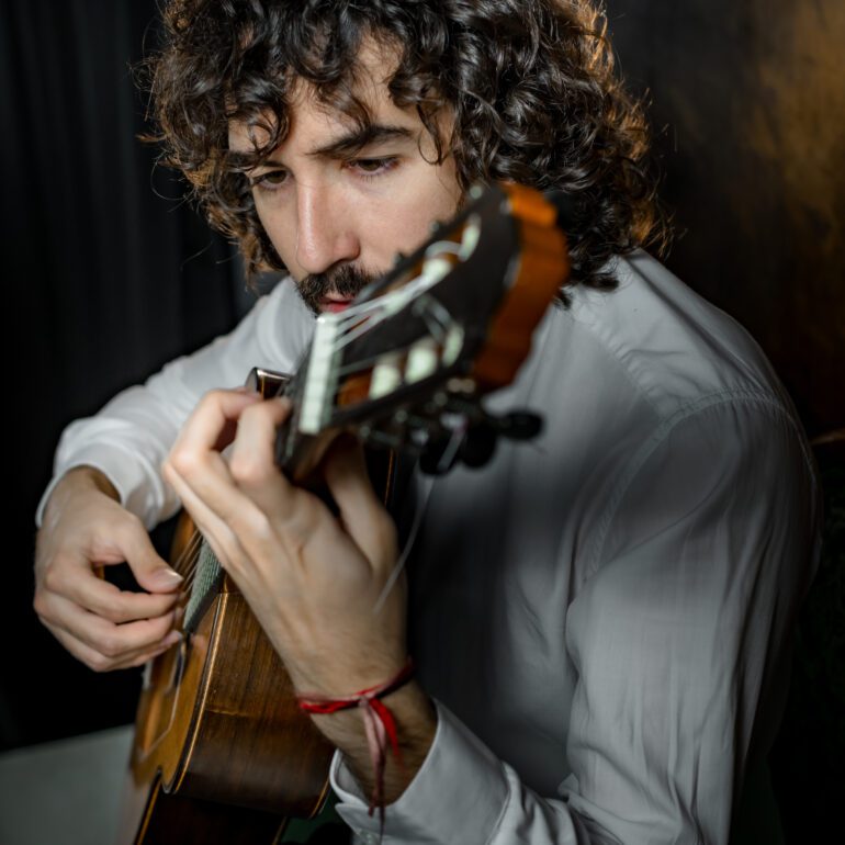 Fotografía de retrato para profesionales Eduardo J C tocando la guitarra