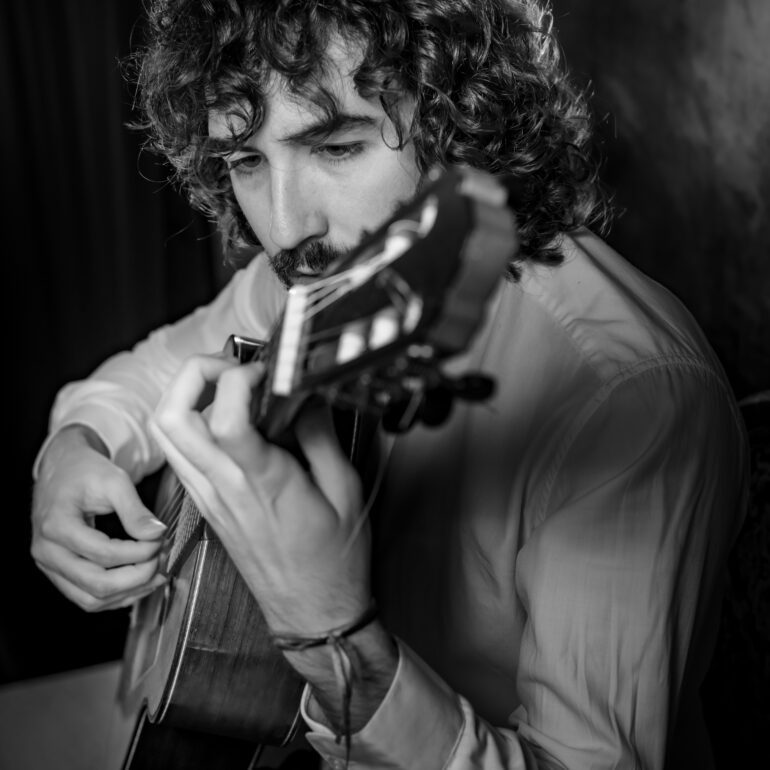 Fotografía de retrato para profesionales Eduardo J C tocando la guitarra