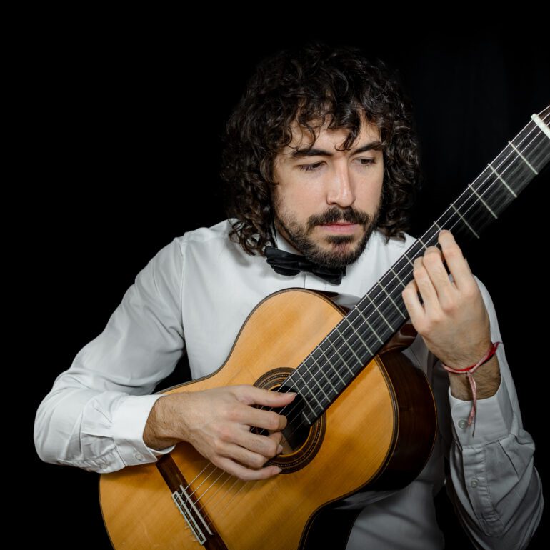 Fotografía de retrato para profesionales Eduardo J C tocando la guitarra