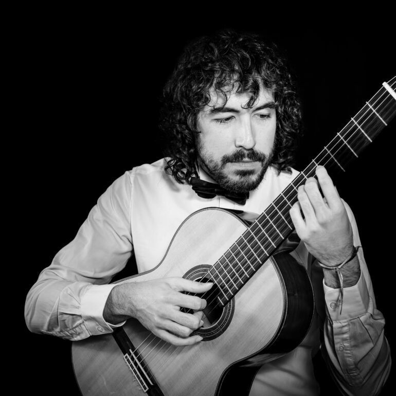 Fotografía de retrato para profesionales Eduardo J C tocando la guitarra