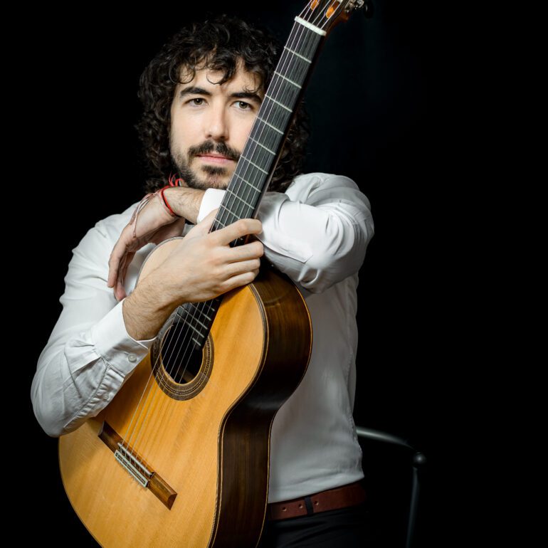 Fotografía de retrato para profesionales Eduardo J C tocando la guitarra
