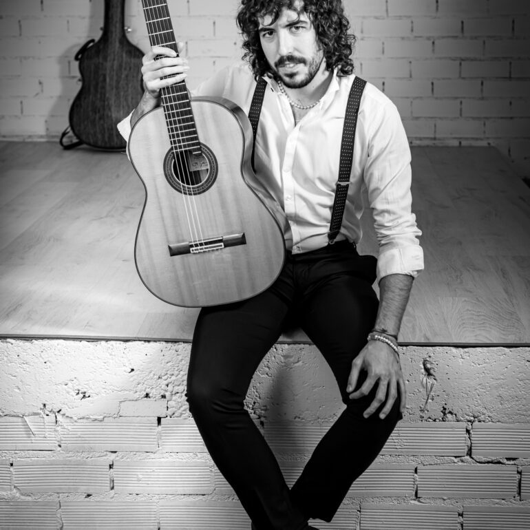 Fotografía de retrato para profesionales Eduardo J C tocando la guitarra