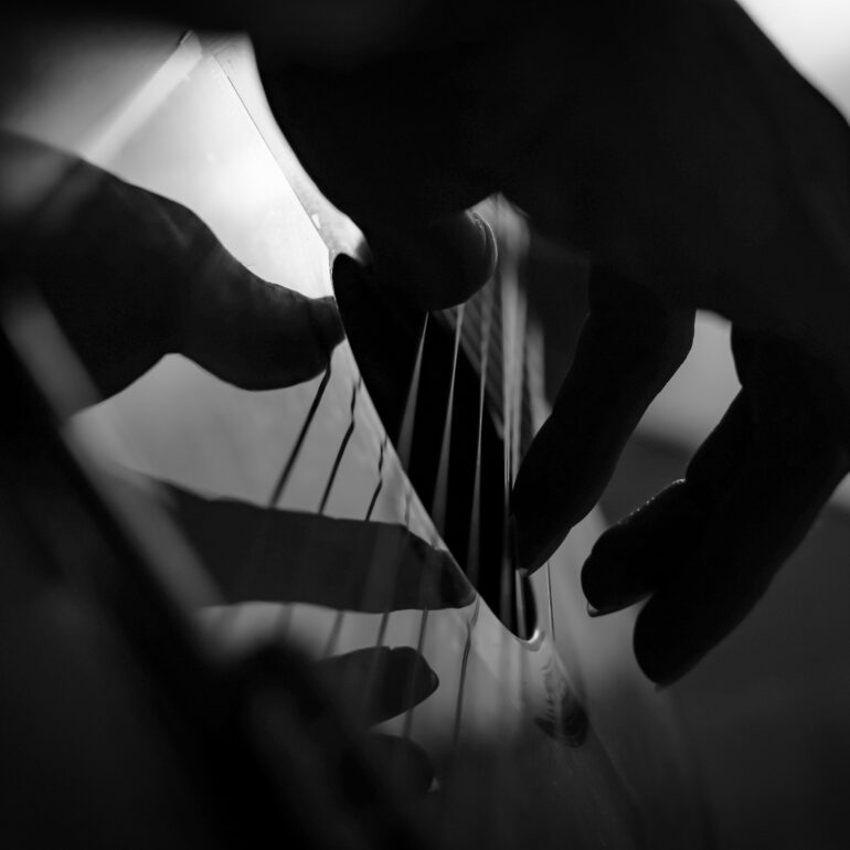 Fotografía de retrato para profesionales Eduardo J C tocando la guitarra