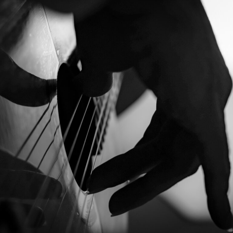 Fotografía de retrato para profesionales Eduardo J C tocando la guitarra