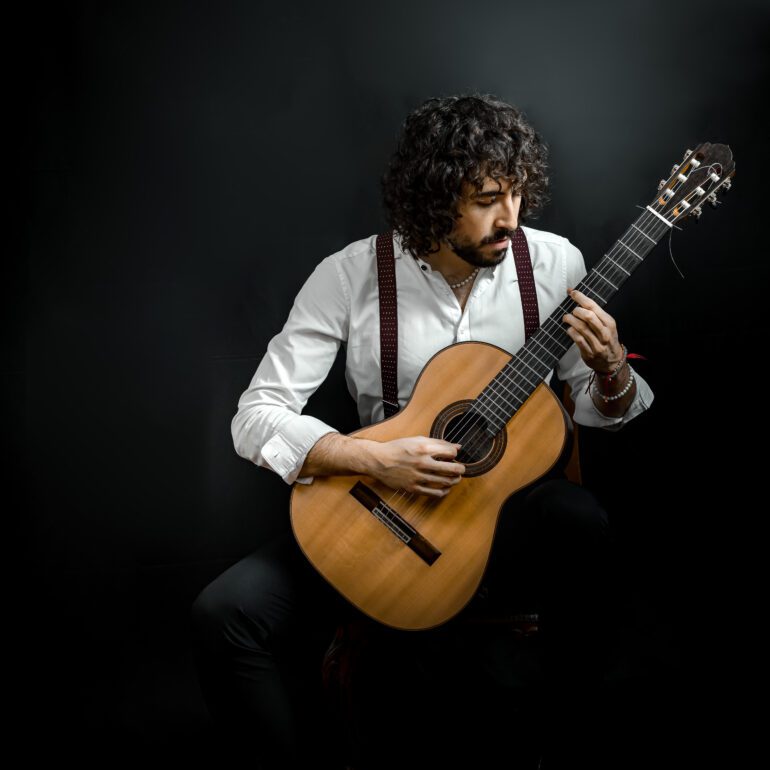 Fotografía de retrato para profesionales Eduardo J C tocando la guitarra