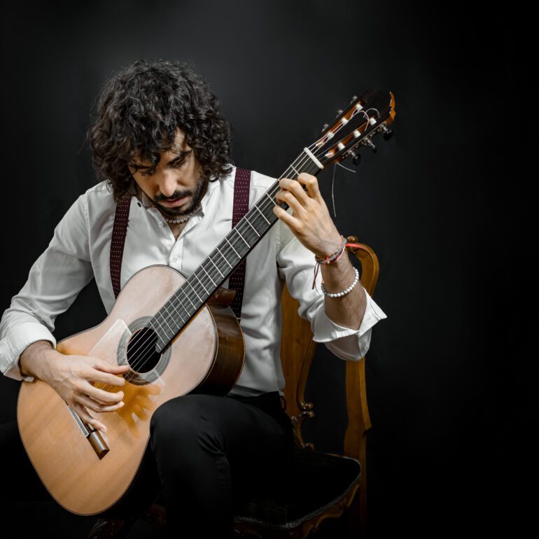 Fotografía de retrato para profesionales Eduardo J C tocando la guitarra