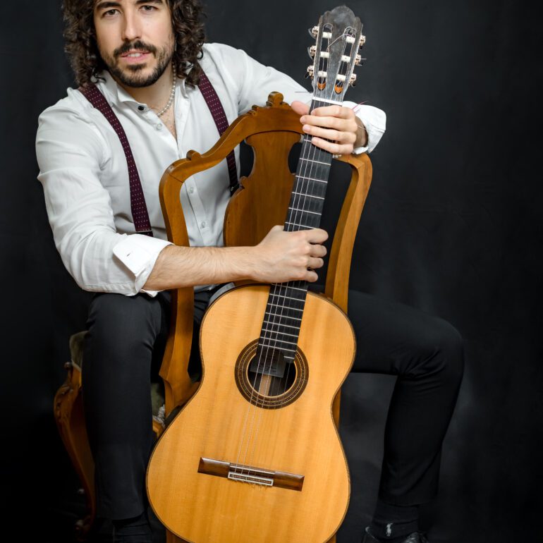 Fotografía de retrato para profesionales Eduardo J C tocando la guitarra