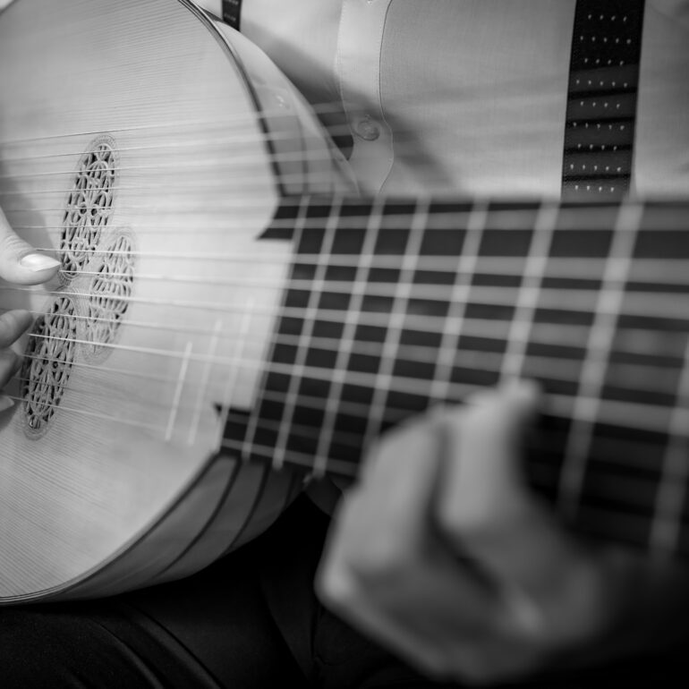 Fotografía de retrato para profesionales Eduardo J C tocando la guitarra