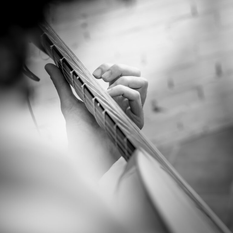 Fotografía de retrato para profesionales Eduardo J C tocando la guitarra