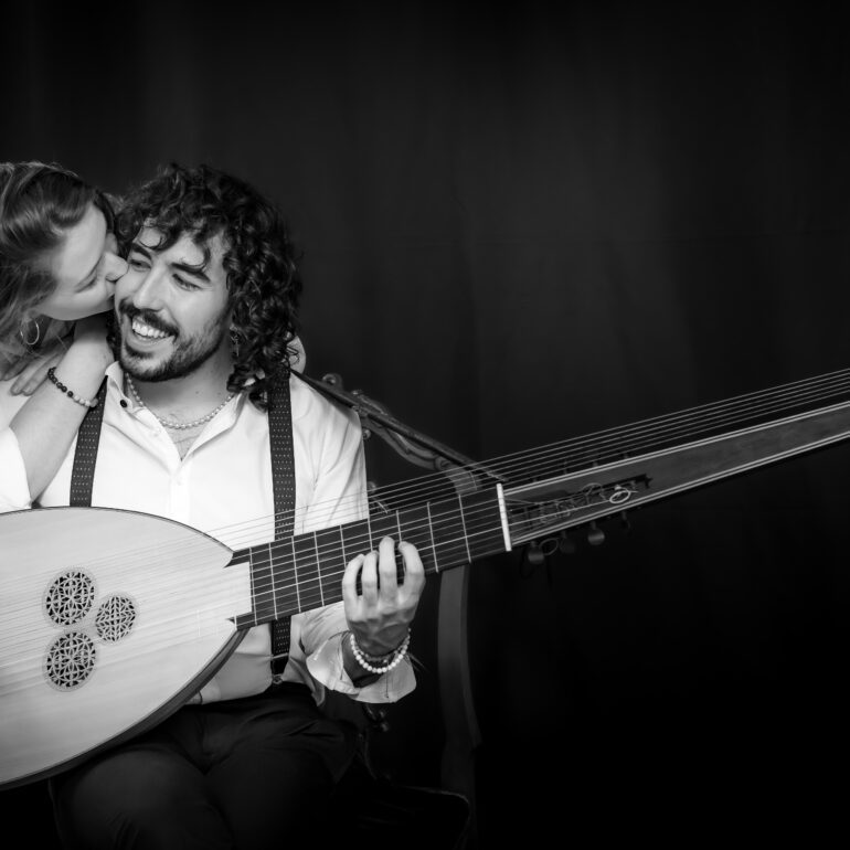Fotografía de retrato para profesionales Eduardo J C tocando la guitarra