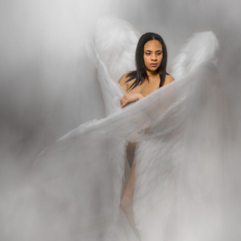 Ambar y Diego esperando a Eylul Sesión de Embarazo fine art con alas