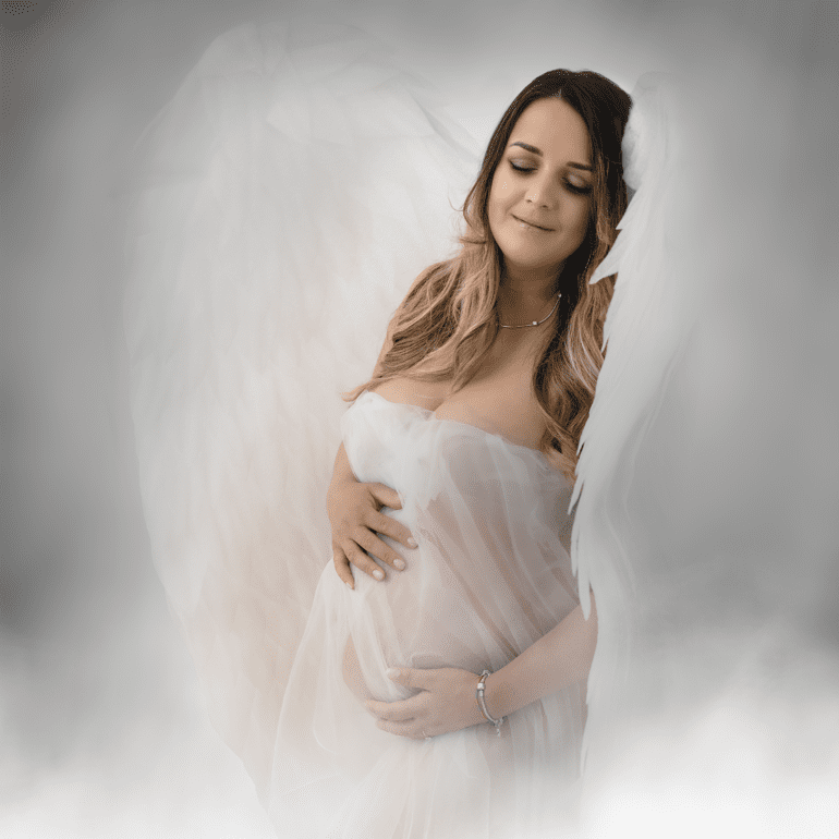 Sesión Fotografía de Embarazo con alas Tania esperando a Martina