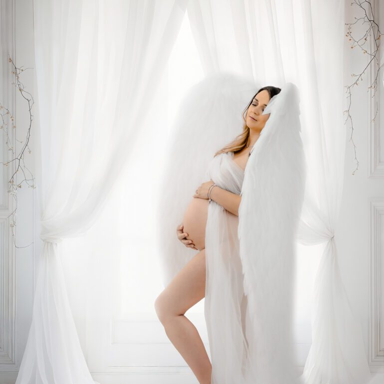 Sesión Fotografía de Embarazo con alas Tania esperando a Martina