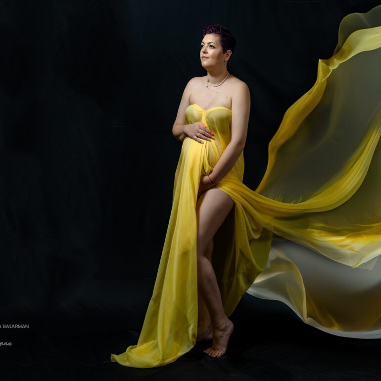 Fotografía de maternidad fine art Ioana sesión de embarazo con Mariuca