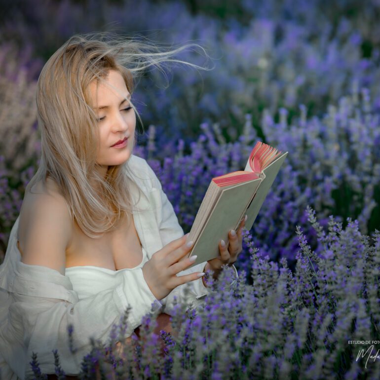 Fotografía en los campos de lavanda Sesión de retrato artístico en campo de lavanda con Andreea