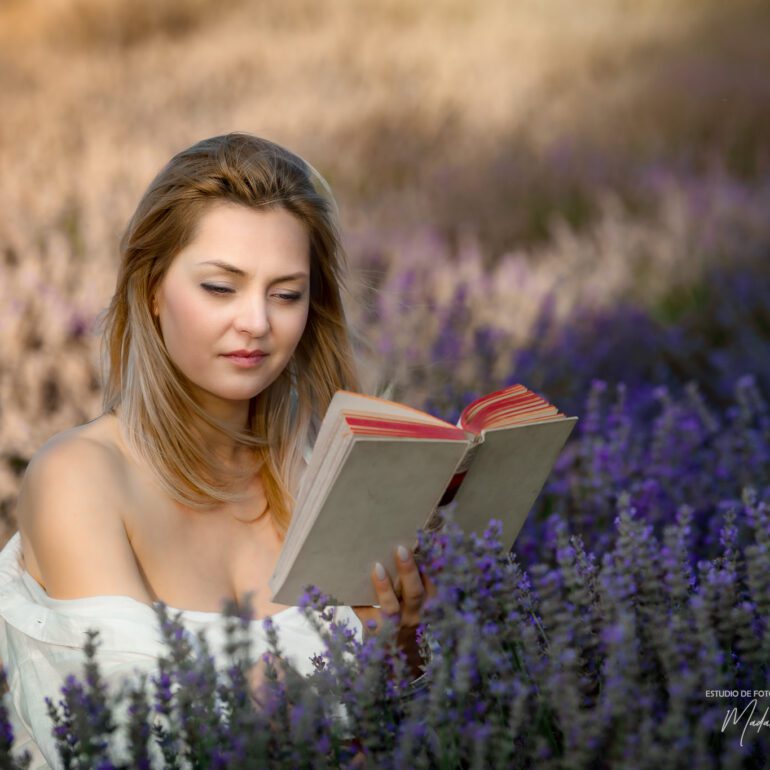 Fotografía en los campos de lavanda Sesión de retrato artístico en campo de lavanda con Andreea