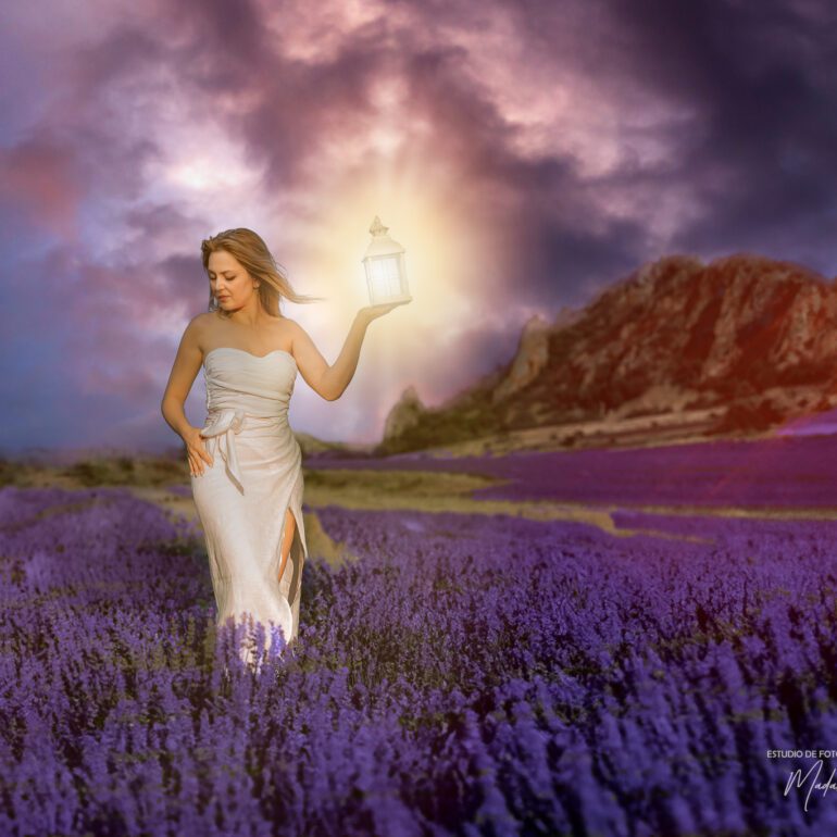 Fotografía en los campos de lavanda Sesión de retrato artístico en campo de lavanda con Andreea