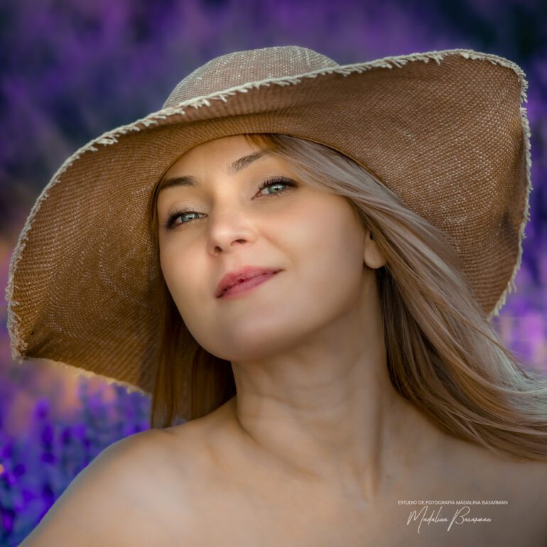 Fotografía en los campos de lavanda Sesión de retrato artístico en campo de lavanda con Andreea