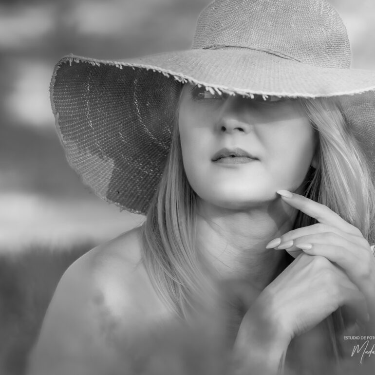 Fotografía en los campos de lavanda Sesión de retrato artístico en campo de lavanda con Andreea