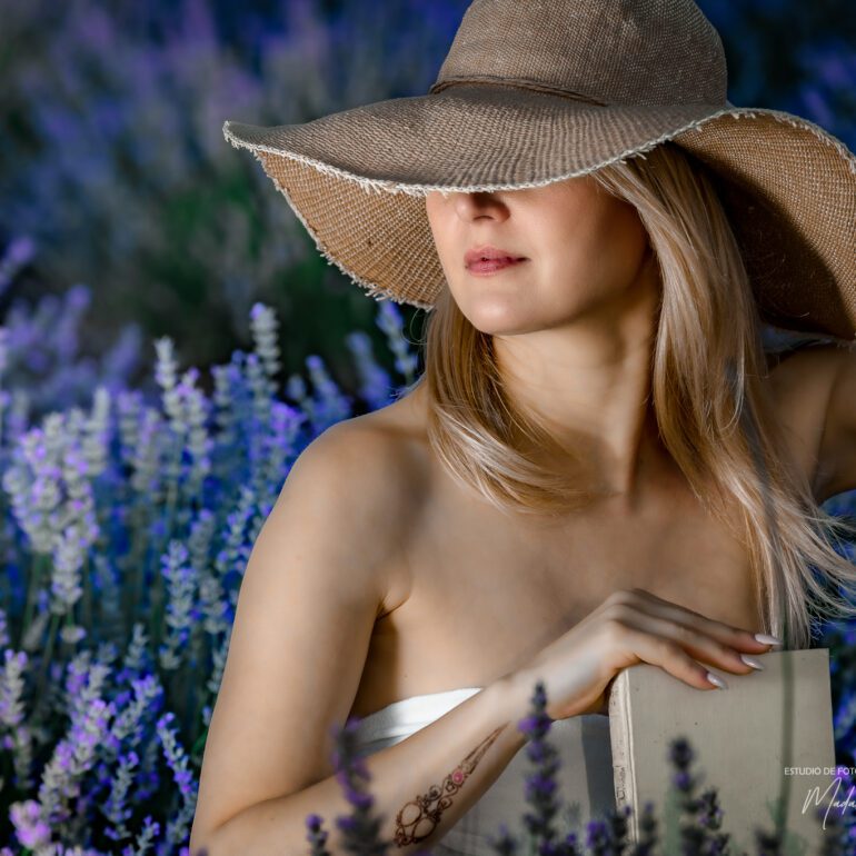 Fotografía en los campos de lavanda Sesión de retrato artístico en campo de lavanda con Andreea