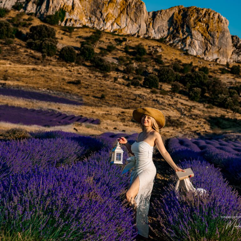 Fotografía en los campos de lavanda Sesión de retrato artístico en campo de lavanda con Andreea