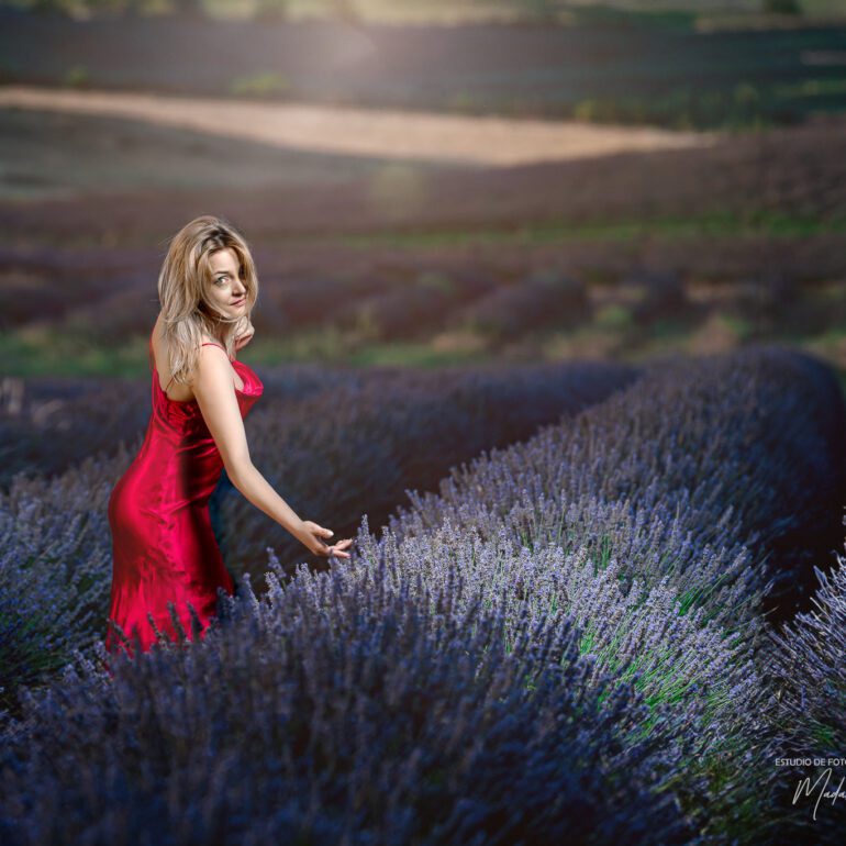 Fotografía en los campos de lavanda Sesión de retrato artístico en campo de lavanda con Andreea
