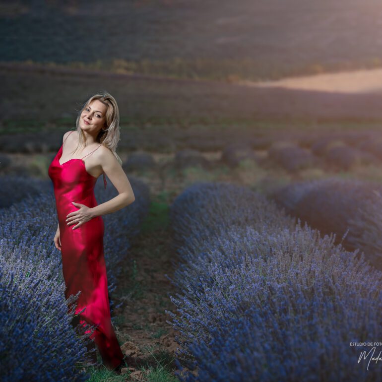 Fotografía en los campos de lavanda Sesión de retrato artístico en campo de lavanda con Andreea