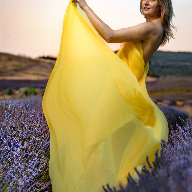 Fotografía en los campos de lavanda Sesión de retrato artístico en campo de lavanda con Andreea