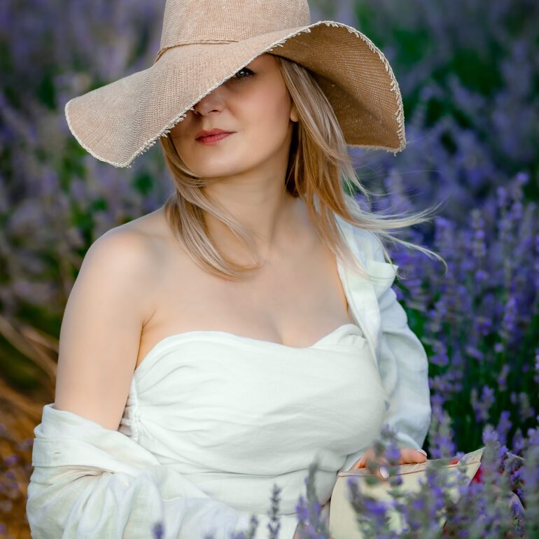 Fotografía en los campos de lavanda Sesión de retrato artístico en campo de lavanda con Andreea