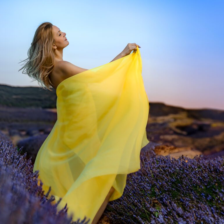 Fotografía en los campos de lavanda Sesión de retrato artístico en campo de lavanda con Andreea