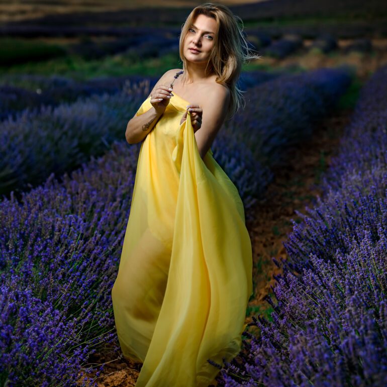 Fotografía en los campos de lavanda Sesión de retrato artístico en campo de lavanda con Andreea