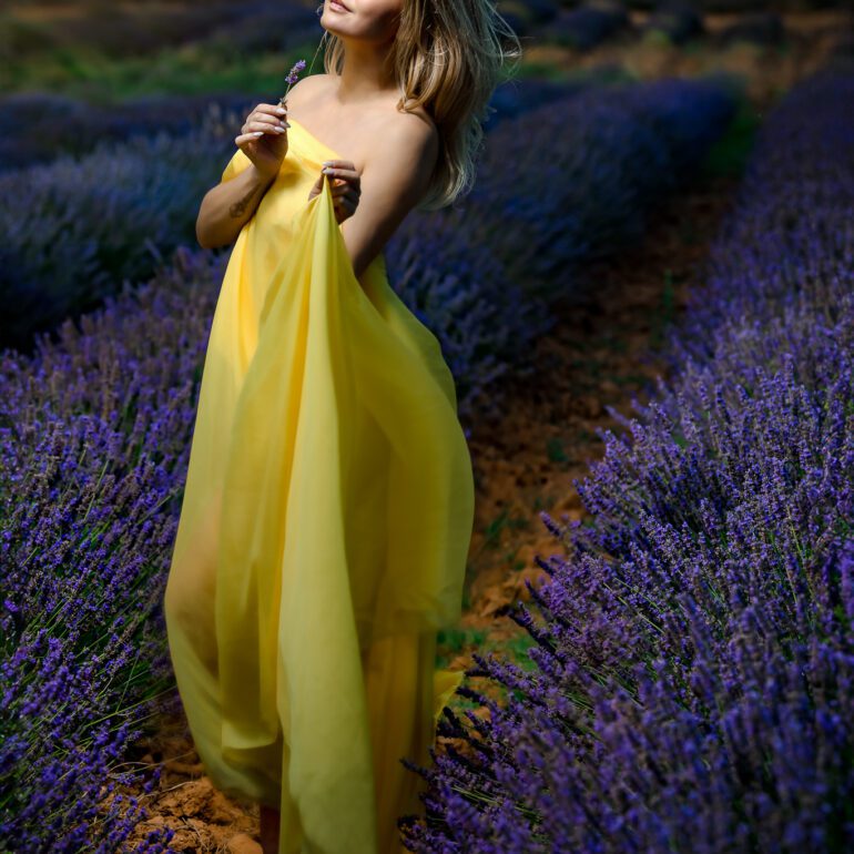 Fotografía en los campos de lavanda Sesión de retrato artístico en campo de lavanda con Andreea