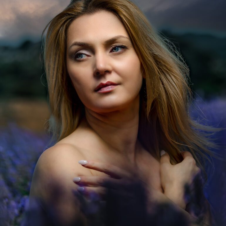 Fotografía en los campos de lavanda Sesión de retrato artístico en campo de lavanda con Andreea