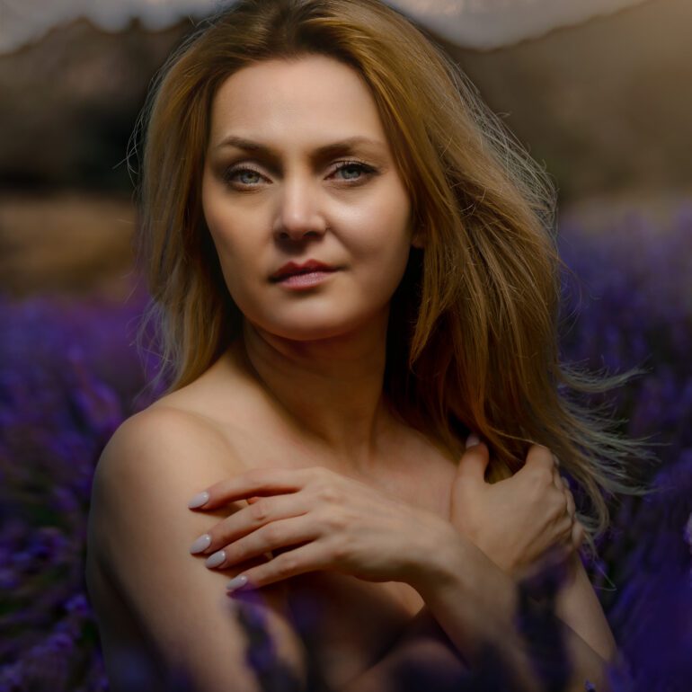 Fotografía en los campos de lavanda Sesión de retrato artístico en campo de lavanda con Andreea