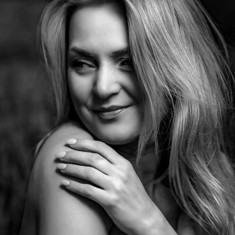 Fotografía en los campos de lavanda Sesión de retrato artístico en campo de lavanda con Andreea