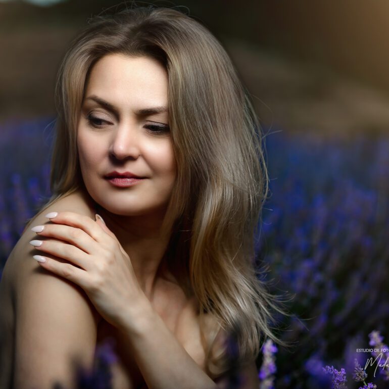 Fotografía en los campos de lavanda Sesión de retrato artístico en campo de lavanda con Andreea