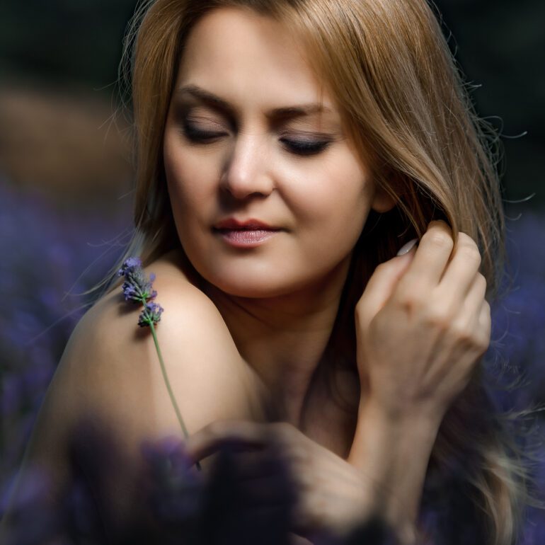 Fotografía en los campos de lavanda Sesión de retrato artístico en campo de lavanda con Andreea