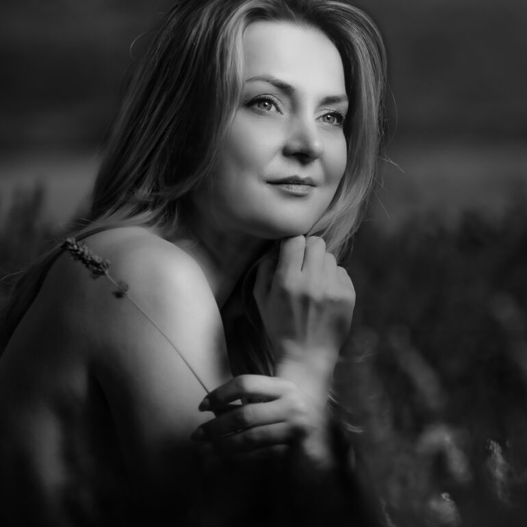 Fotografía en los campos de lavanda Sesión de retrato artístico en campo de lavanda con Andreea