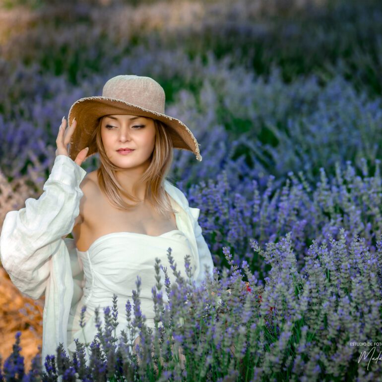 Fotografía en los campos de lavanda Sesión de retrato artístico en campo de lavanda con Andreea