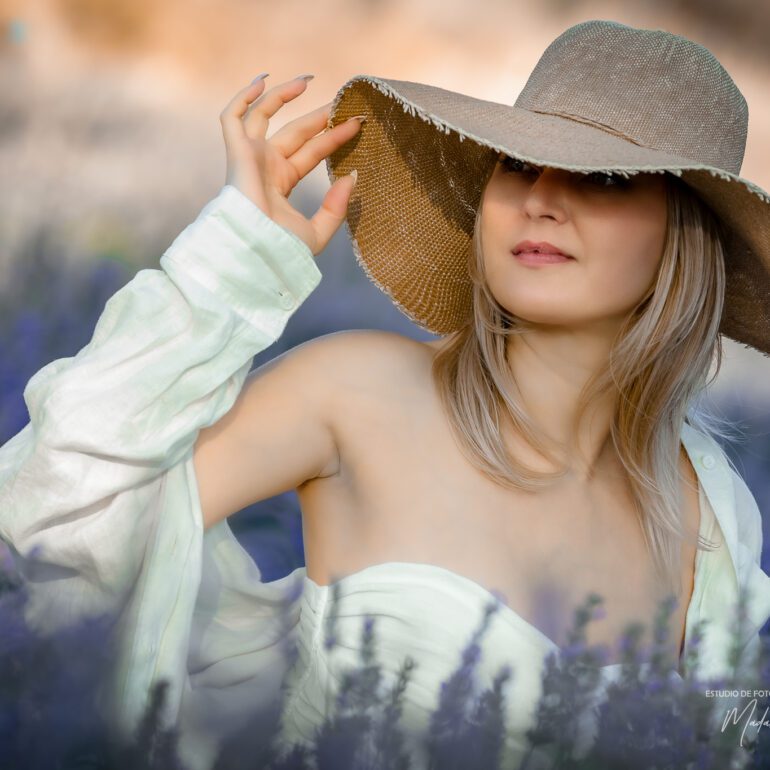 Fotografía en los campos de lavanda Sesión de retrato artístico en campo de lavanda con Andreea