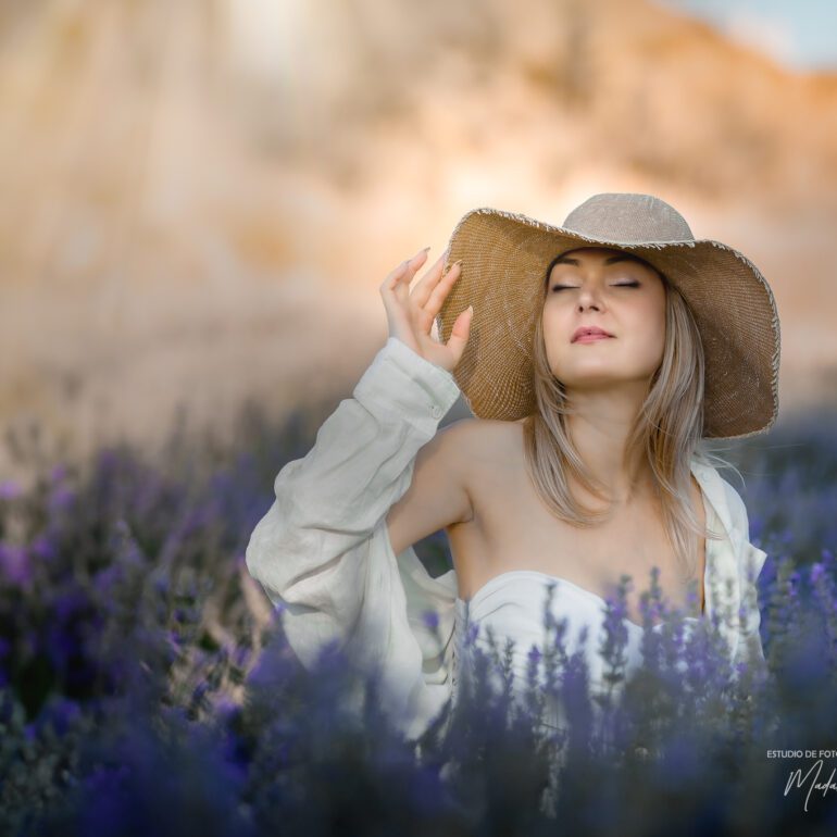 Fotografía en los campos de lavanda Sesión de retrato artístico en campo de lavanda con Andreea