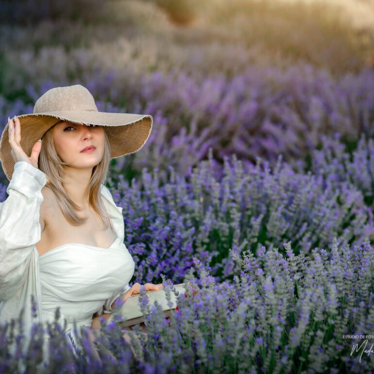 Fotografía en los campos de lavanda Sesión de retrato artístico en campo de lavanda con Andreea